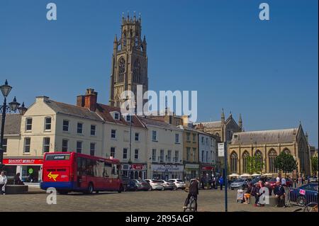 Blick auf den Marktplatz mit der St. Botolph Kirche im Sommer. Boston Lincolnshire Stockfoto