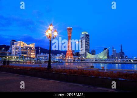 Abendlicher Blick auf den Hafen von Kobe Stockfoto