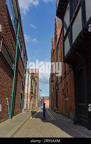 Blick auf die Sibsey Lane (mit dem Pirana Nightclub-Schild) neben der Shodfriars Hall im Stadtzentrum Stockfoto