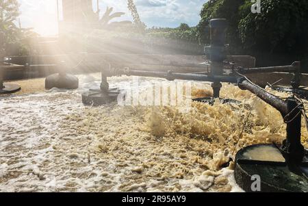 Maschinen arbeiten hart daran, das Abwasser aus der Produktion von Gummischrott zu behandeln, um die Umwelt sauber zu halten. Über der Sonne Stockfoto