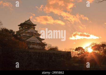 Schloss Osaka bei Sonnenuntergang Stockfoto