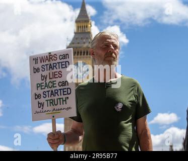 London, England, Großbritannien. 24. Juni 2023. Ein Unterstützer von Julian Assange hält während eines Protestes am Parliament Square ein Plakat. (Kreditbild: © Tayfun Salci/ZUMA Press Wire) NUR REDAKTIONELLE VERWENDUNG! Nicht für den kommerziellen GEBRAUCH! Stockfoto