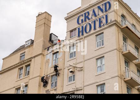 Die Seite des Grand Hotels in Llandudno, Nordwales, Großbritannien, ist von Malern und Dekorateuren geprägt. Stockfoto