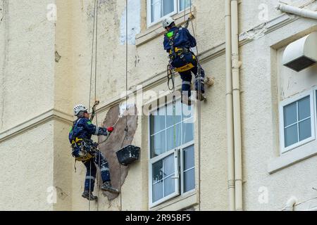 Die Seite des Grand Hotels in Llandudno, Nordwales, Großbritannien, ist von Malern und Dekorateuren geprägt. Stockfoto