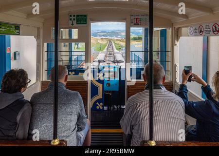 Blick von einer Straßenbahn der Great Orme Tramway, Llandudno, Großbritannien, vor der Abfahrt. Stockfoto