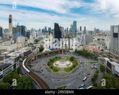 Luftaufnahme von einer Drohne des Siegesdenkmals. Ist das Zentrum von Bangkok und die Bewegung der Menschen in der Stadt Thailand Stockfoto