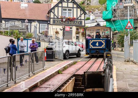 Die Straßenbahn Great Orme Nr. 4 führt am Kings Head Pub vorbei, wenn sie sich der Straßenbahnhaltestelle Llandudno, Llandudno, North Wales, Großbritannien nähert. Stockfoto