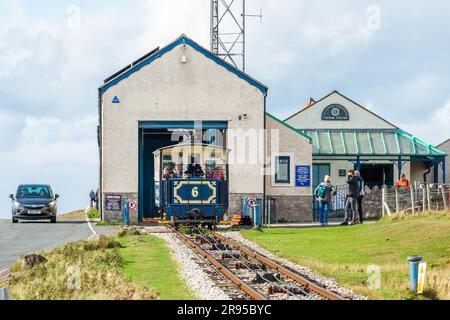 Die Straßenbahn Nr. 6 fährt von der Summit Station mit der Great Orme Tramway, Llandudno, North Wales, UK ab. Stockfoto