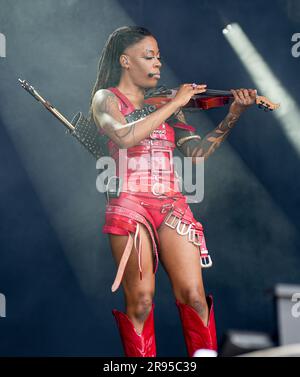 Pilton, Somerset, Großbritannien. 24. Juni 2023. Sudan Archives auf der West Holts Bühne, Glastonbury Festival, Samstagnachmittag, Worthy Farm Credit: Scott Gouldsbrough/Alamy Live News Stockfoto