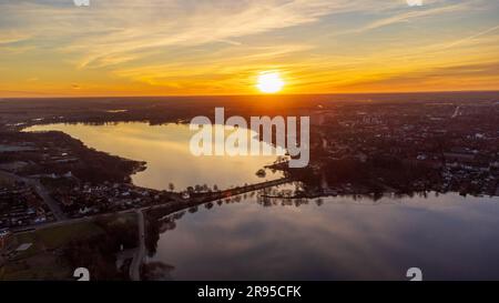 Ein atemberaubendes Panorama der Kleinstädte Viborg, Snderso und Norreso aus der Luft, aufgenommen von einer Drohne in der Dämmerung Stockfoto
