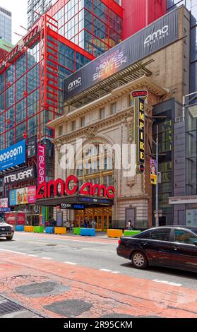 AMC Empire 25 ist ein ehemaliges Broadway-Theater und Burlesque-Haus, das 1998 170 Meter von seinen früheren Fundamenten entfernt wurde. Stockfoto