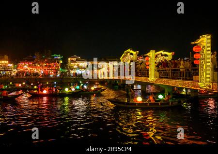 Ein beliebter Zeitvertreib bei Nacht für Einheimische und Touristen in Hoi an ist die Fahrt zum Fluss in kleinen Booten mit bunt beleuchteten Papierlaternen. Vietnam. Stockfoto