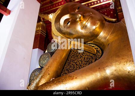 Alte antike buddha-Statuen des Wat Pa Mok Worawihan Tempels für thailänder Reisenden besuchen Sie und respektieren Sie das Gebet mit Segen Stockfoto