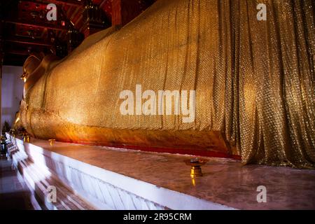 Alte antike buddha-Statuen des Wat Pa Mok Worawihan Tempels für thailänder Reisenden besuchen Sie und respektieren Sie das Gebet mit Segen Stockfoto