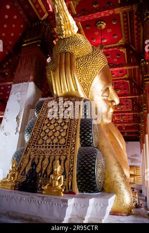 Alte antike buddha-Statuen des Wat Pa Mok Worawihan Tempels für thailänder Reisenden besuchen Sie und respektieren Sie das Gebet mit Segen Stockfoto