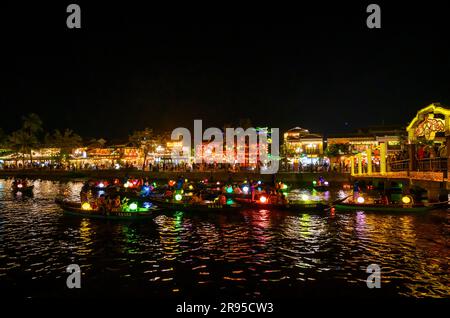 Ein beliebter Zeitvertreib bei Nacht für Einheimische und Touristen in Hoi an ist die Fahrt zum Fluss in kleinen Booten mit bunt beleuchteten Papierlaternen. Vietnam. Stockfoto