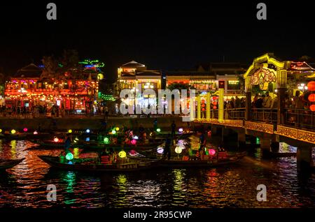 Ein beliebter Zeitvertreib bei Nacht für Einheimische und Touristen in Hoi an ist die Fahrt zum Fluss in kleinen Booten mit bunt beleuchteten Papierlaternen. Vietnam. Stockfoto