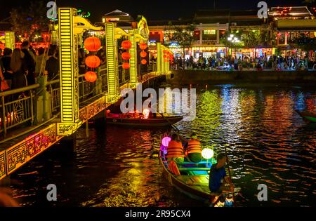 Ein beliebter Zeitvertreib bei Nacht für Einheimische und Touristen in Hoi an ist die Fahrt zum Fluss in kleinen Booten mit bunt beleuchteten Papierlaternen. Vietnam. Stockfoto