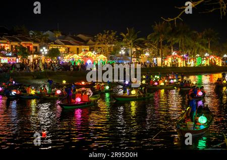 Ein beliebter Zeitvertreib bei Nacht für Einheimische und Touristen in Hoi an ist die Fahrt zum Fluss in kleinen Booten mit bunt beleuchteten Papierlaternen. Vietnam. Stockfoto