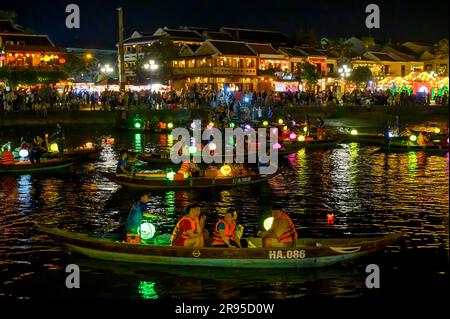 Ein beliebter Zeitvertreib bei Nacht für Einheimische und Touristen in Hoi an ist die Fahrt zum Fluss in kleinen Booten mit bunt beleuchteten Papierlaternen. Vietnam. Stockfoto