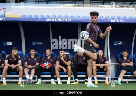 Batumi, Georgia. 24. Juni 2023. Kevin Schade (Front) aus Deutschland bereitet sich auf das letzte Training im Batumi-Stadion vor. Am 25. Juni 2023 spielen die Verteidiger ihr zweites Europameisterschaftsspiel gegen die Tschechische Republik. Kredit: Sebastian Kahnert/dpa/Alamy Live News Stockfoto