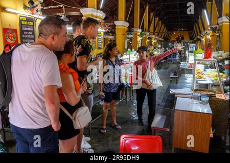 Ein Reiseleiter zeigt einer Gruppe von Touristen den Hoi an Markt in der Altstadt von Hoi an, Vietnam. Stockfoto