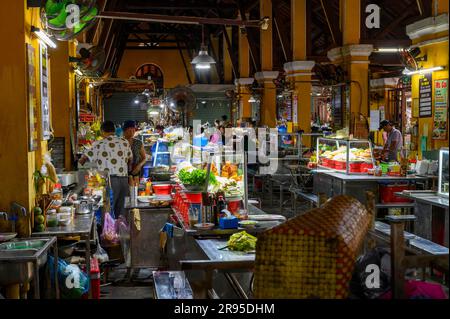 Speisen werden auf dem Hoi an Markt in der Altstadt von Hoi an, Vietnam zubereitet. Stockfoto