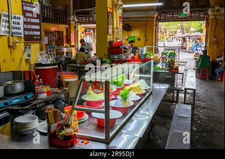 Speisen werden auf dem Hoi an Markt in der Altstadt von Hoi an, Vietnam zubereitet. Stockfoto