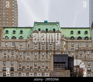 Das Paramount Hotel Times Square, ein Wahrzeichen von NYC, hat seine Fassade aus der 46. Straße, die durch den Abriss von Gebäuden auf der Eighth Avenue sichtbar wird. Stockfoto