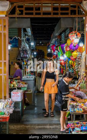 Aktivität am Vormittag auf dem Hoi an-Markt in der Altstadt von Hoi an, Vietnam. Stockfoto