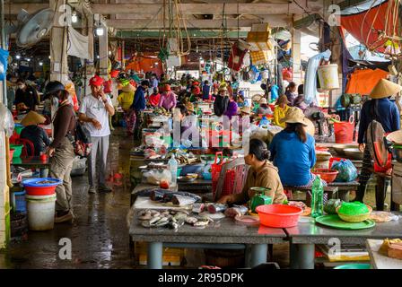 Eine lebhafte Szene mit lokalen Käufern und Verkäufern auf dem Fischmarkt in Hoi an Market in der Altstadt von Hoi an, Vietnam. Stockfoto