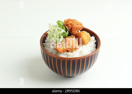 Reisschale mit Tori Karage und grünen Zwiebeln, japanische Küche. Stockfoto