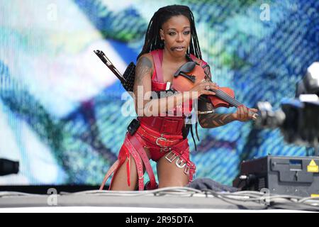 Pilton, Somerset, Großbritannien. 24. Juni 2023. Sudan Archives auf der West Holts Bühne, Glastonbury Festival, Samstagnachmittag, Worthy Farm Credit: Scott Gouldsbrough/Alamy Live News Stockfoto