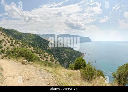 Blick auf die Küste zum Kap Aya vom Wanderweg auf der Klippe bei Balaklava in Sewastopol, Krim. Stockfoto