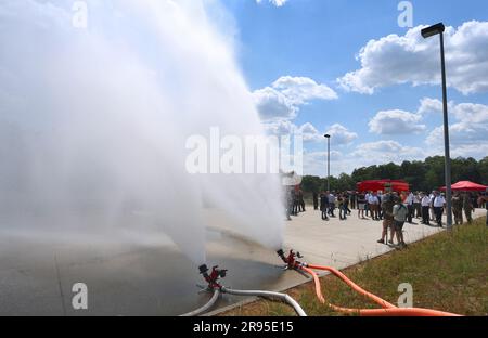 24. Juni 2023, Baden-Württemberg, Külsheim: Wasserstrahlen aus Feuerlöschschläuchen während einer Feuerübung mit 400 Feuerwehrleuten in einem Ausbildungsbereich der Bundeswehr. Foto: Karl-Josef Hildenbrand/dpa Stockfoto