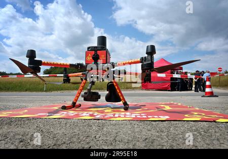 24. Juni 2023, Baden-Württemberg, Külsheim: Eine Feuerwehrdrohne mit Wärmebildkamera und Lautsprecher steht während einer Feuerübung mit 400 Feuerwehrleuten in einem Ausbildungsbereich der Bundeswehr. Foto: Karl-Josef Hildenbrand/dpa Stockfoto