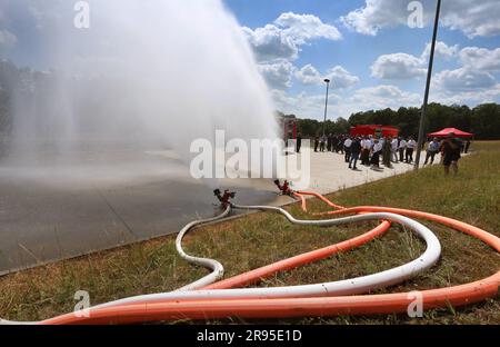 24. Juni 2023, Baden-Württemberg, Külsheim: Wasserstrahlen aus Feuerlöschschläuchen während einer Feuerübung mit 400 Feuerwehrleuten in einem Ausbildungsbereich der Bundeswehr. Foto: Karl-Josef Hildenbrand/dpa Stockfoto