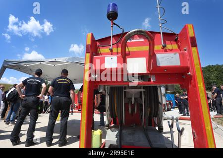 24. Juni 2023, Baden-Württemberg, Külsheim: Feuerwehrleute stehen während einer Feuerübung unter Beteiligung von 400 Mitarbeitern in einem Ausbildungsbereich der Bundeswehr neben einem Antriebsmotor für eine Schwimmpumpe. Foto: Karl-Josef Hildenbrand/dpa Stockfoto