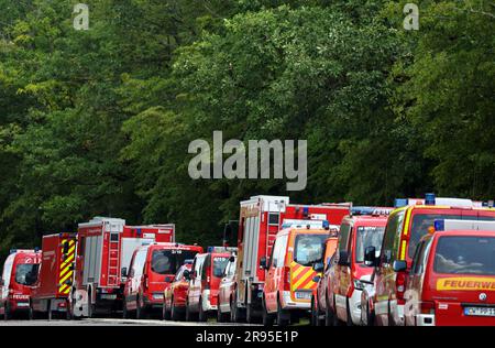 24. Juni 2023, Baden-Württemberg, Külsheim: Feuerwehrfahrzeuge werden während einer Feuerübung mit 400 Feuerwehrleuten auf einem Ausbildungsgelände der Bundeswehr abgestellt. Foto: Karl-Josef Hildenbrand/dpa Stockfoto