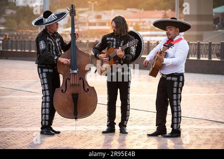 Mexikanische Mariachi-Musikband in einer Stadtstraße. Stockfoto