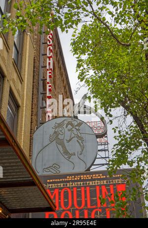 Das Al Hirschfeld Theatre, unverwechselbar für sein maurisches Design, ist das westlichste Broadway-Theater, das sich in der 45. Straße an der Eighth Avenue befindet. Stockfoto