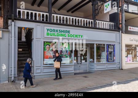 Niederlassung der Yorkshire Building Society mit Geldautomaten in Chester, Cheshire, Großbritannien. Stockfoto