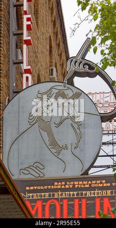 Das Al Hirschfeld Theatre, unverwechselbar für sein maurisches Design, ist das westlichste Broadway-Theater, das sich in der 45. Straße an der Eighth Avenue befindet. Stockfoto