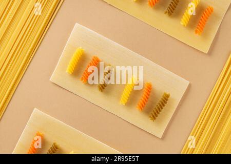 Italienische rohe Pasta, verschiedene Arten und Formen von Pasta. Italienisches Speisenkonzept. Flach verlegt Stockfoto