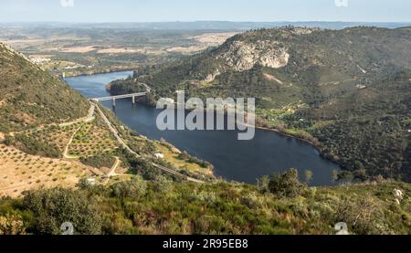 Panoramablick über den Fluss Tejo in Vila Velha de Ródão, Portugal, vom Aussichtspunkt der Burg Ródão. Stockfoto