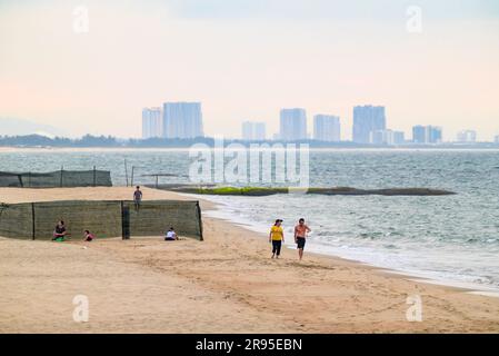 Blick über die Ostvietnameser Bucht zur Skyline von Da Nang vom Strand in Hoi an, Vietnam. Stockfoto