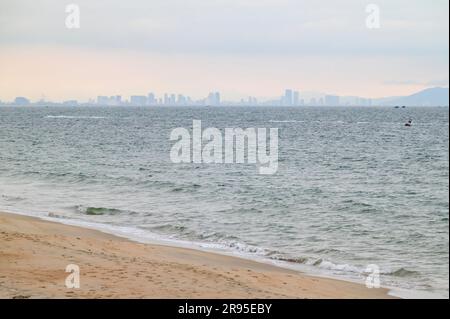 Blick über die Ostvietnameser Bucht zur Skyline von Da Nang vom Strand in Hoi an, Vietnam. Stockfoto