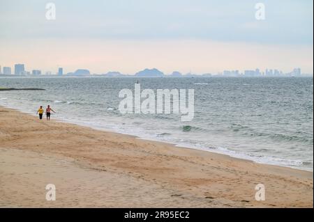 Blick über die Ostvietnameser Bucht zur Skyline von Da Nang vom Strand in Hoi an, Vietnam. Stockfoto