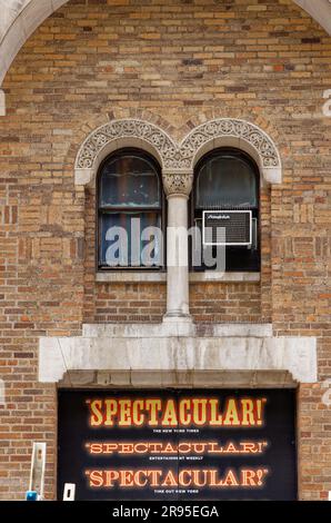 Säulendetail: Das Al Hirschfeld Theatre, unverwechselbar für sein maurisches Design, ist das westlichste Broadway Theater, in der 45. Straße an der Eighth Avenue. Stockfoto