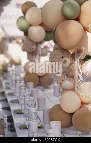 Kinder Party Dekoration Teddybär. Festliche Kindergeburtstagsparty mit einem gefüllten Teddybär und Kindertisch. Stockfoto